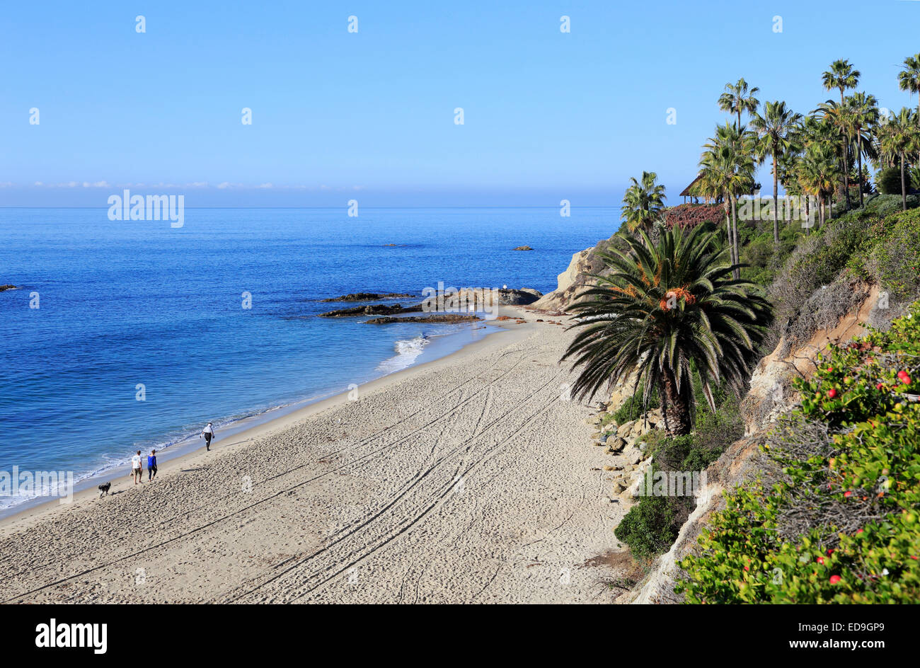 Laguna Beach, Orange County, Californie. personnes marchant sur la plage. Banque D'Images
