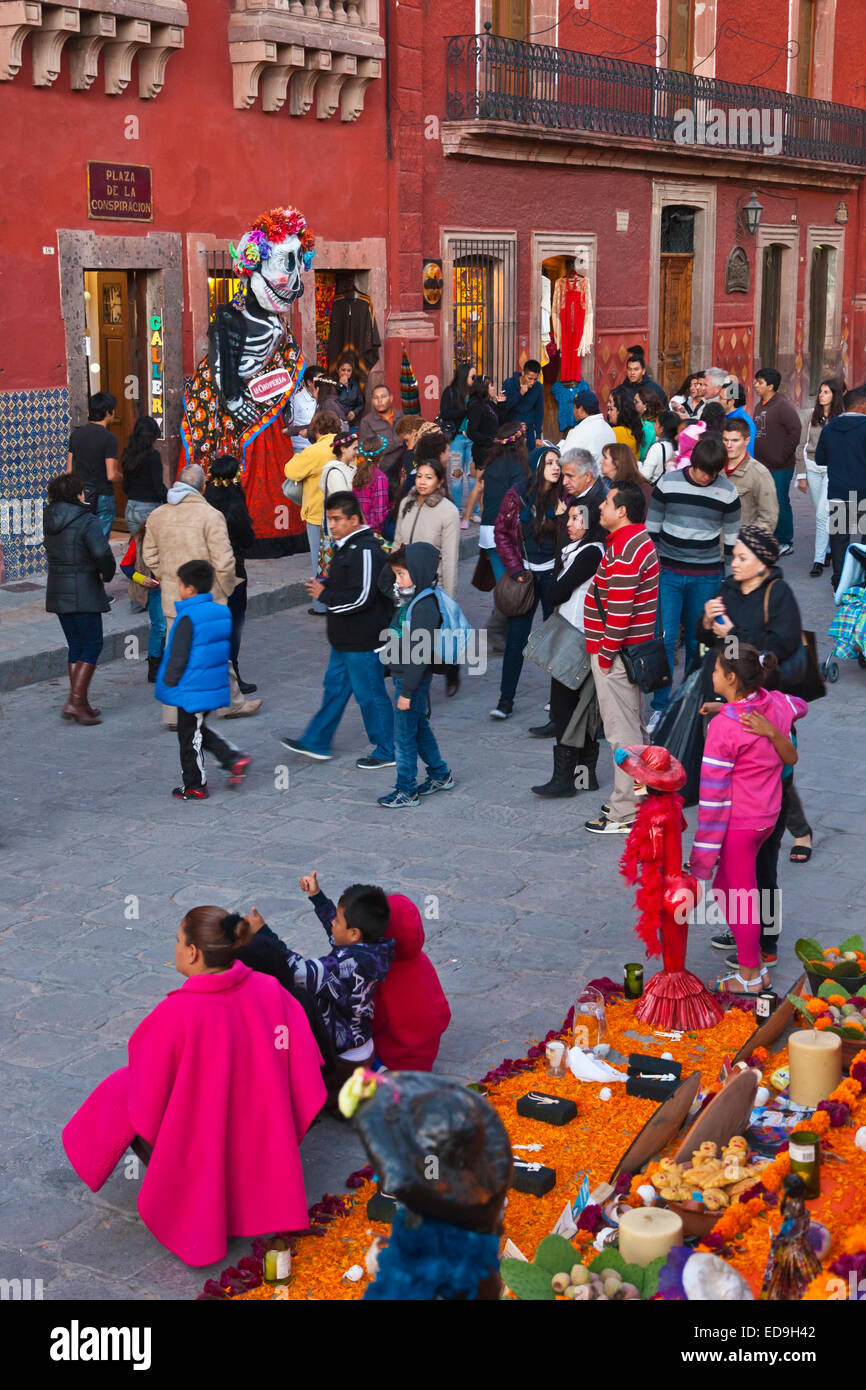 Un autel et foule dans le jardin pendant le Jour des morts 2014 - San Miguel de Allende, Mexique Banque D'Images