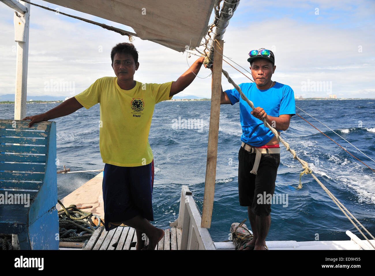 Deux membres d'équipage philippins bateau island hopping île Mactan Cebu Philippines Banque D'Images