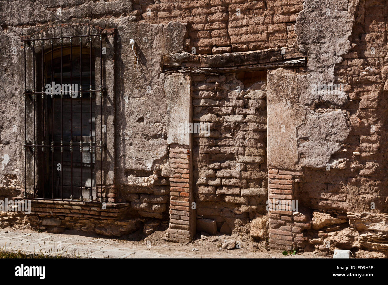 Un vieux mur fenêtre adobe et en minéraux DE POZOS historique qui était autrefois une grande ville minière - MEXIQUE Banque D'Images