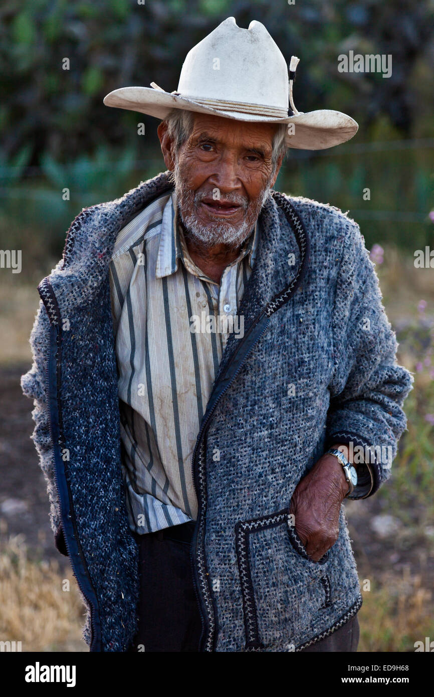 Old COWBOY dans la ville historique de MINÉRAL DE POZOS qui était autrefois une grande ville minière - MEXIQUE Banque D'Images