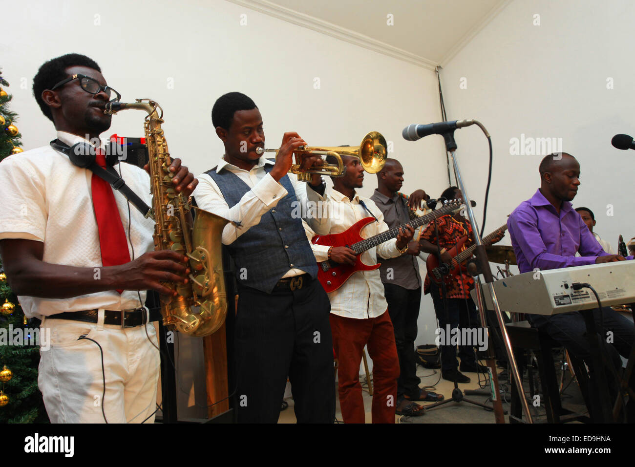 Instrumentiste jouant pendant un service religieux à Lagos Nigeria Banque D'Images