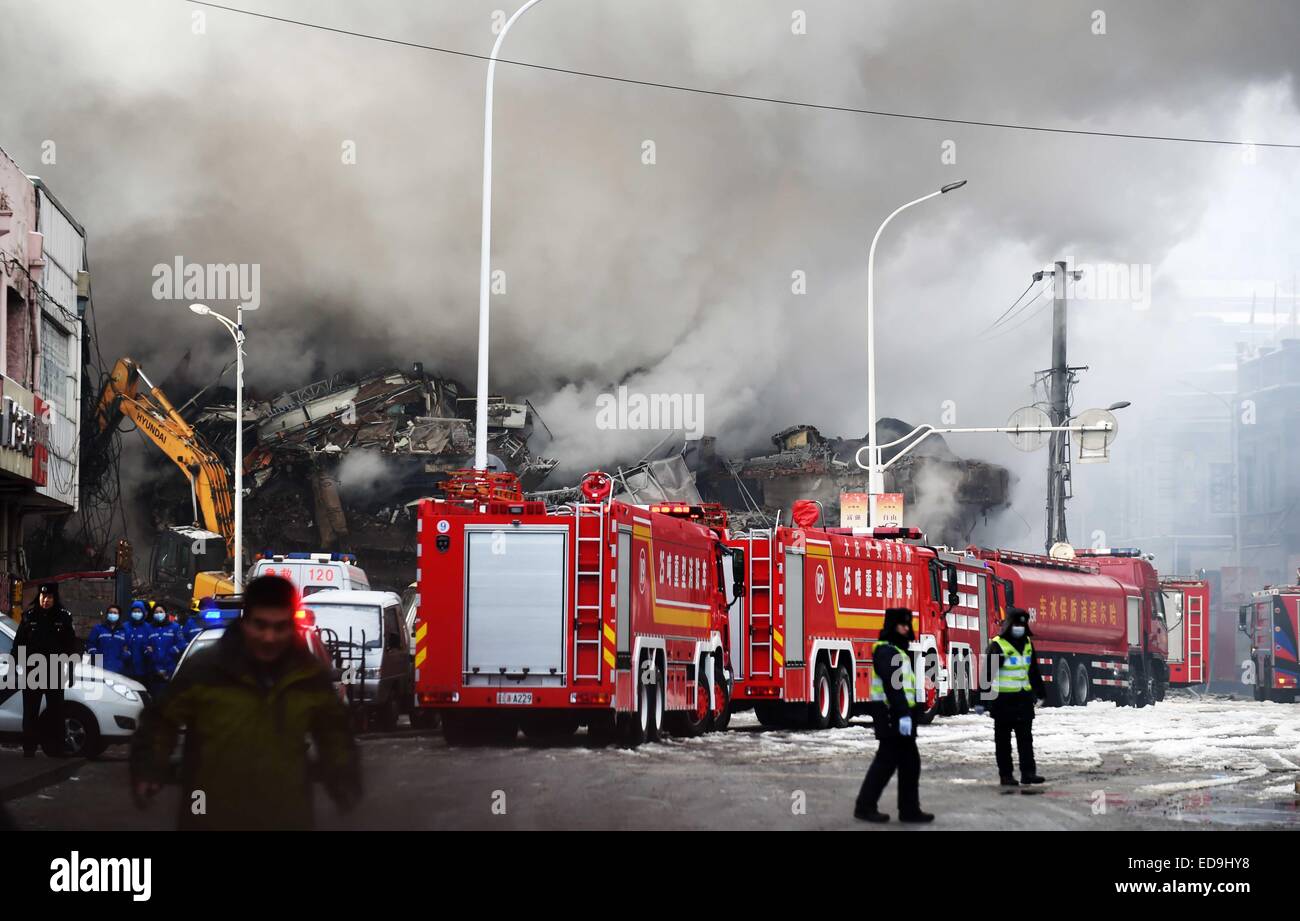 Harbin, Chine. 06Th Jan, 2015. Lieu de l'affaissement d'un fume à l'entrepôt d'Beifangnanxun marché céramique à Harbin, capitale de la province du nord-est de la Chine, le 3 janvier 2015. L'incendie a éclaté à environ 1 heures le vendredi. Cinq pompiers ont été tués et 14 autres ont été blessées vendredi soir alors qu'ils essaient d'éteindre le feu. La cause de l'incendie est à l'étude. Source : Xinhua/Alamy Live News Banque D'Images