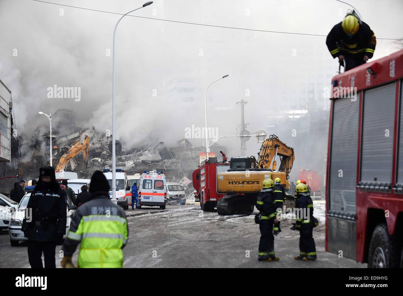Harbin, Chine. 06Th Jan, 2015. Lieu de l'affaissement d'un fume à l'entrepôt d'Beifangnanxun marché céramique à Harbin, capitale de la province du nord-est de la Chine, le 3 janvier 2015. L'incendie a éclaté à environ 1 heures le vendredi. Cinq pompiers ont été tués et 14 autres ont été blessées vendredi soir alors qu'ils essaient d'éteindre le feu. La cause de l'incendie est à l'étude. Source : Xinhua/Alamy Live News Banque D'Images