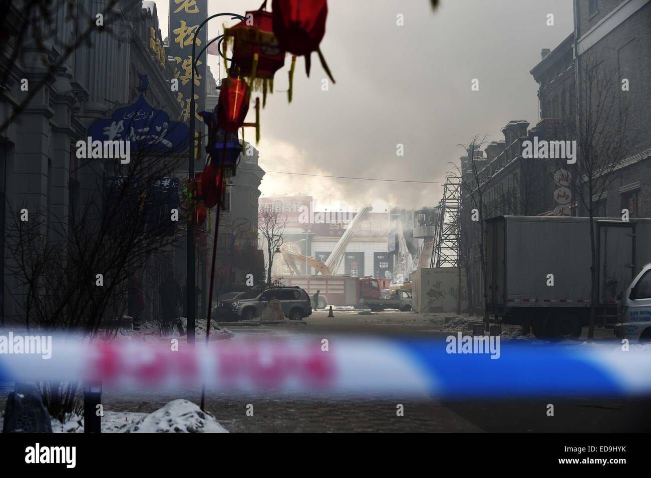 Harbin, Chine. 06Th Jan, 2015. Lieu de l'affaissement d'un fume à l'entrepôt d'Beifangnanxun marché céramique à Harbin, capitale de la province du nord-est de la Chine, le 3 janvier 2015. L'incendie a éclaté à environ 1 heures le vendredi. Cinq pompiers ont été tués et 14 autres ont été blessées vendredi soir alors qu'ils essaient d'éteindre le feu. La cause de l'incendie est à l'étude. Source : Xinhua/Alamy Live News Banque D'Images