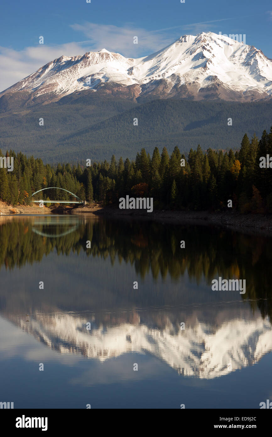 Le mont Shasta, au-dessus du lac permanent monts Siskiyou Banque D'Images