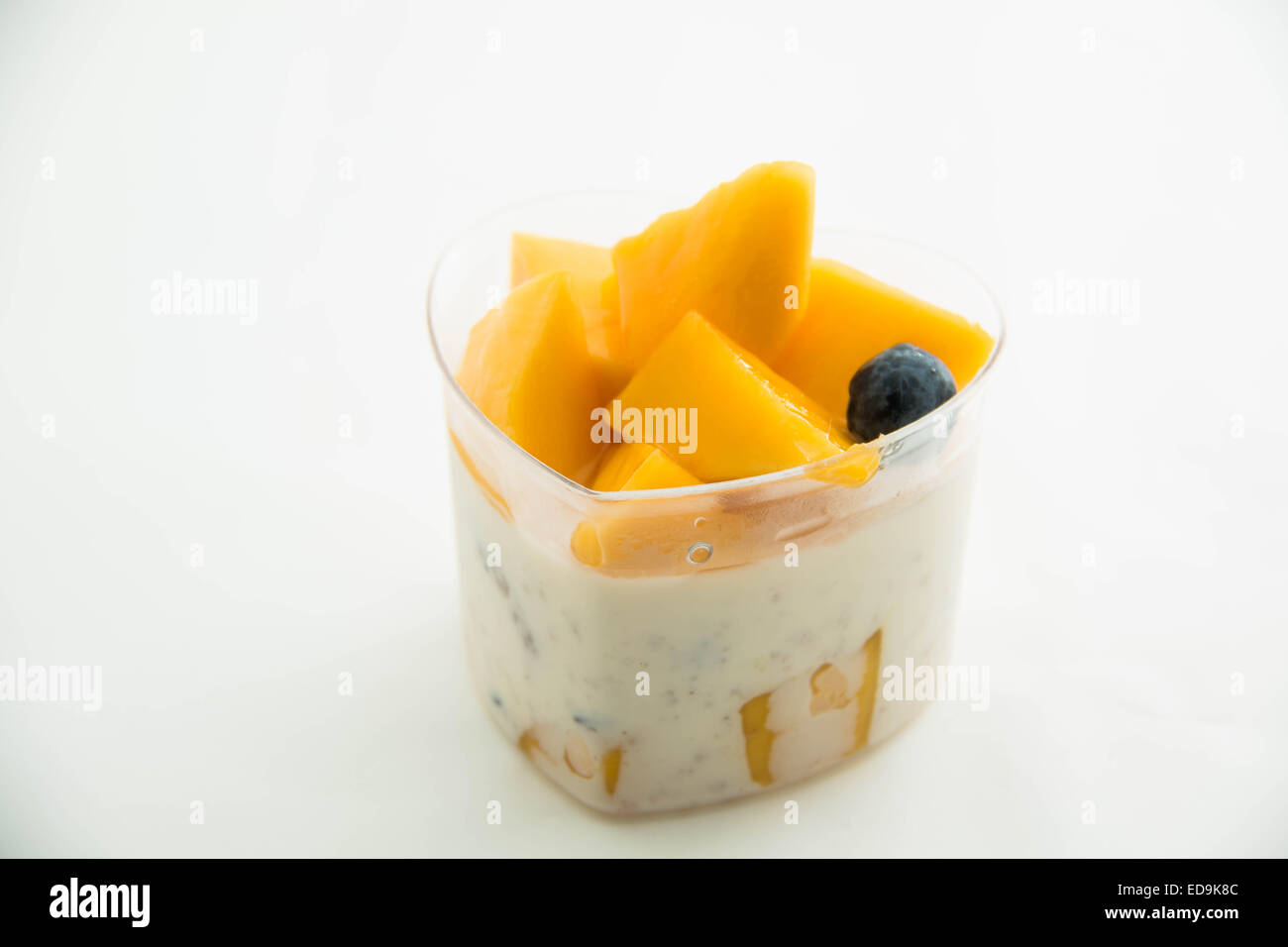 Délicieux dessert avec mousse à la mangue dans la cuvette. Banque D'Images