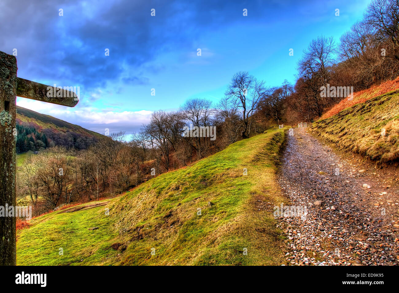 Enseigne sur la côte à l'autre montrant les marcheurs à pied la route de Keld dans le Yorkshire Dales National Park, North Yorkshire. Banque D'Images