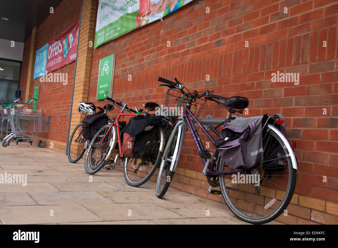 Parking à vélo un supermarché Waitrose, UK Banque D'Images