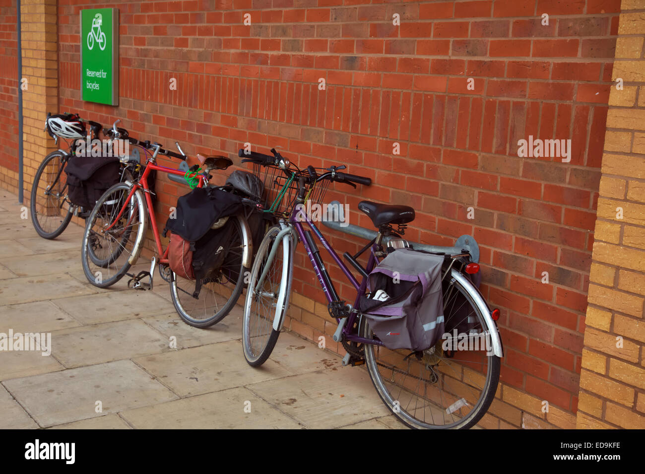 Parking à vélo un supermarché Waitrose, UK Banque D'Images
