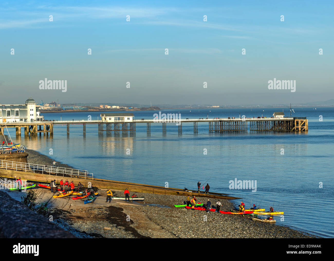 Penarth beach avec des canoës de mer Retour de pêche, avec Penarth Pier dans l'arrière-plan Banque D'Images