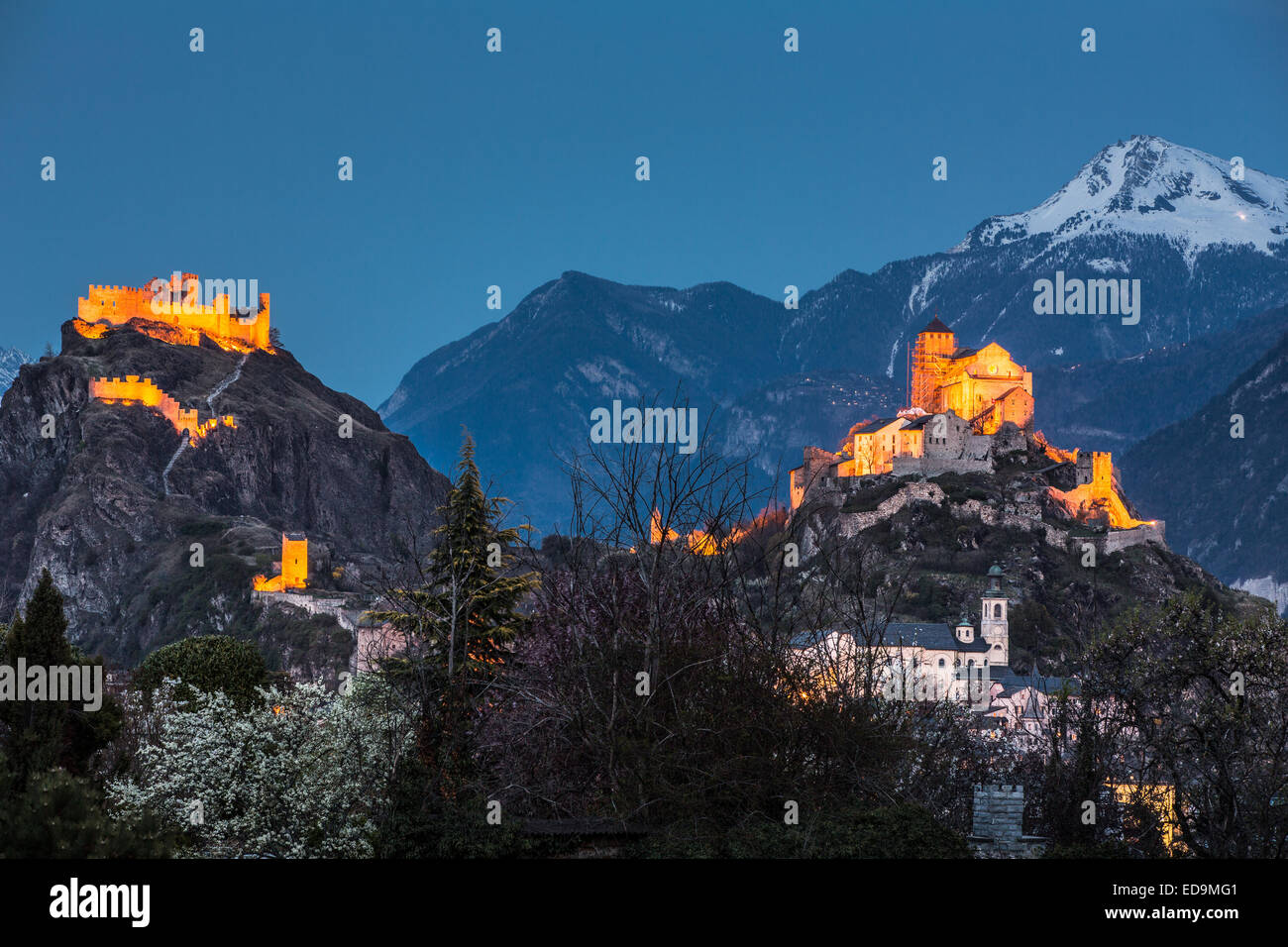 Suisse, Valais, Sion, photo de nuit des deux Châteaux - Château de Tourbillon sur la gauche et la basilique de Valère je Banque D'Images