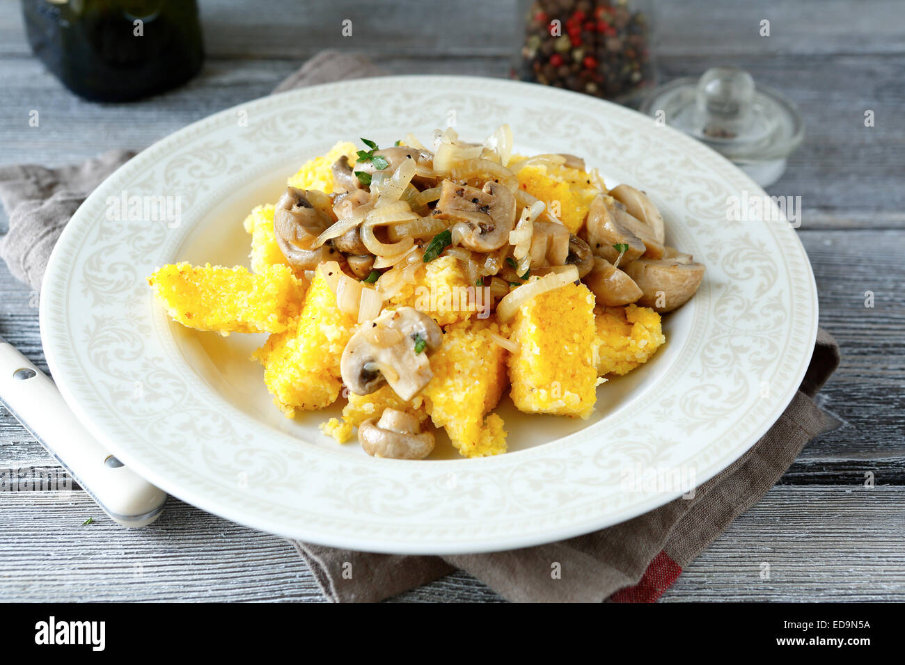 Polenta italienne avec poêlée de champignons, de l'alimentation Banque D'Images