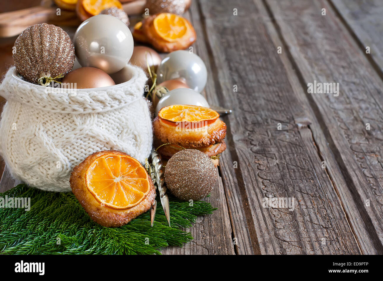 Les biscuits de Noël avec des tranches de mandarine et de boules de décoration de Noël dans la cuvette. Focus sélectif. Copyspace arrière-plan. Banque D'Images