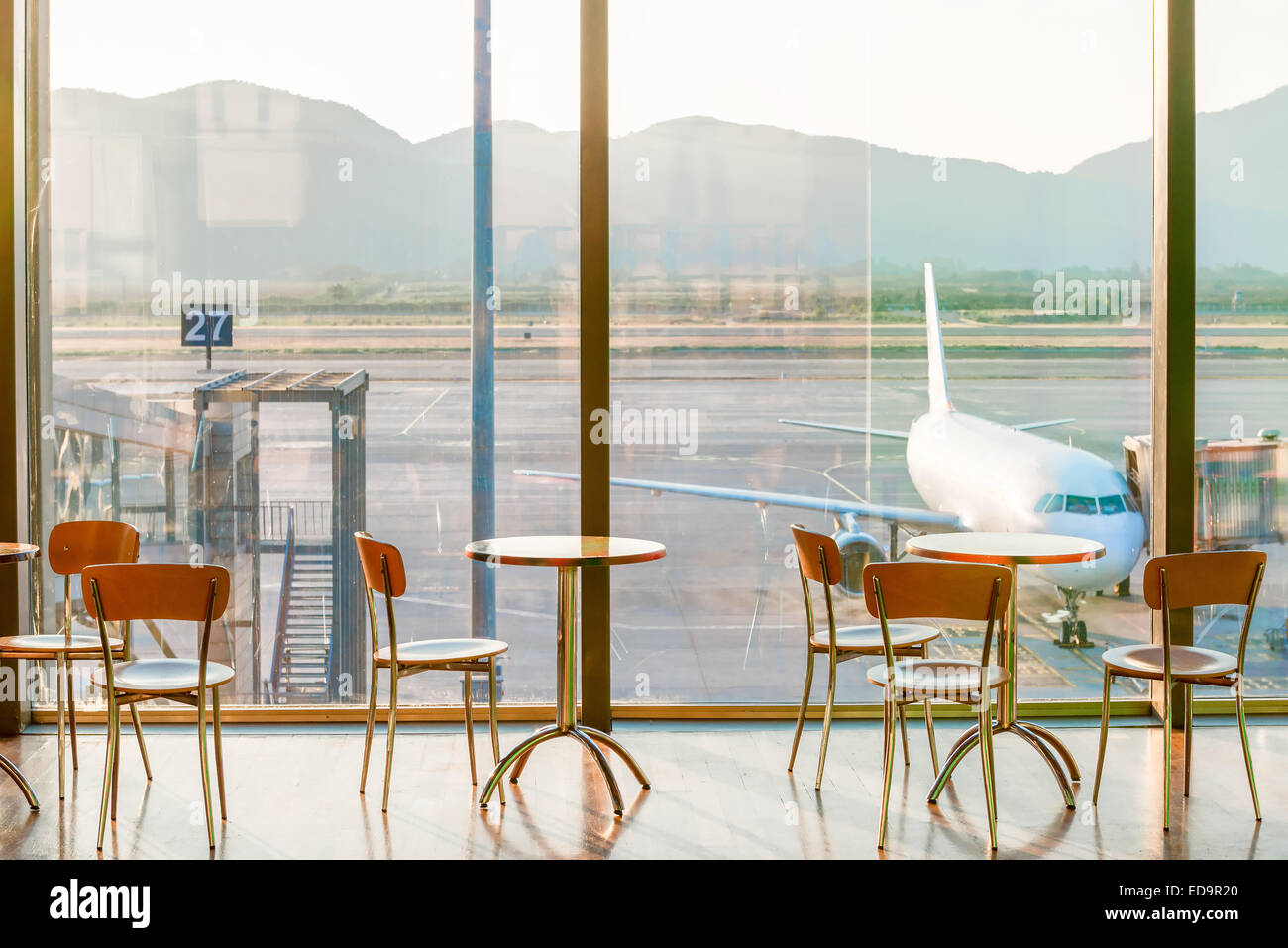 Tables de café vide dans l'aéroport et dans l'avion vue Banque D'Images
