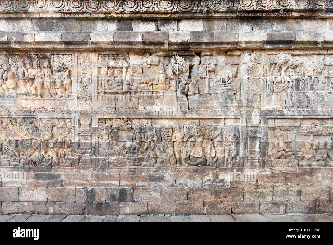 Karmawibhangga bas-reliefs (160) sculpté dans la pierre de Borobodur, un 9ème siècle temple bouddhiste à Magelang, Indonésie. Banque D'Images