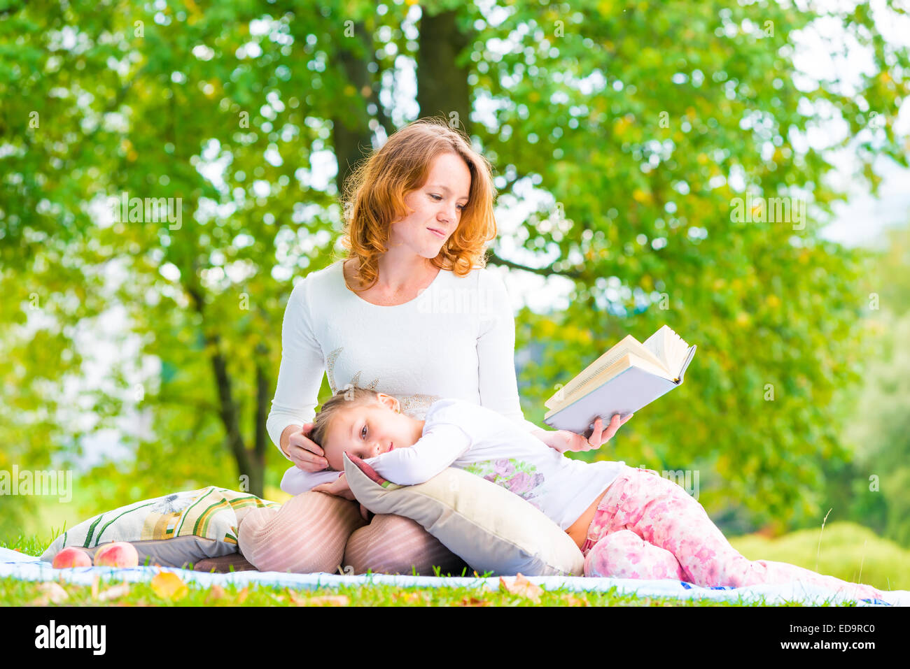 Mère lit sa fille livre intéressant sur la nature Banque D'Images