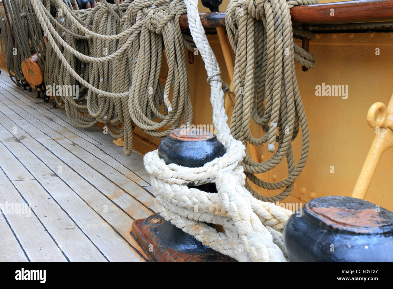 Cordes de pont sur un vieux bateau à voile Banque D'Images