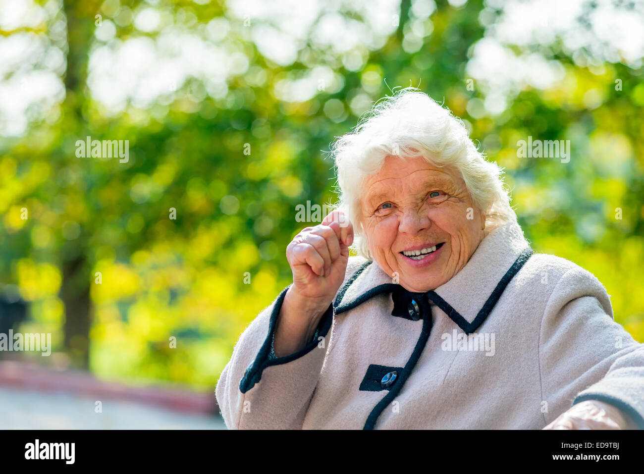 Une femme âgée de 80 ans montre une fig Banque D'Images