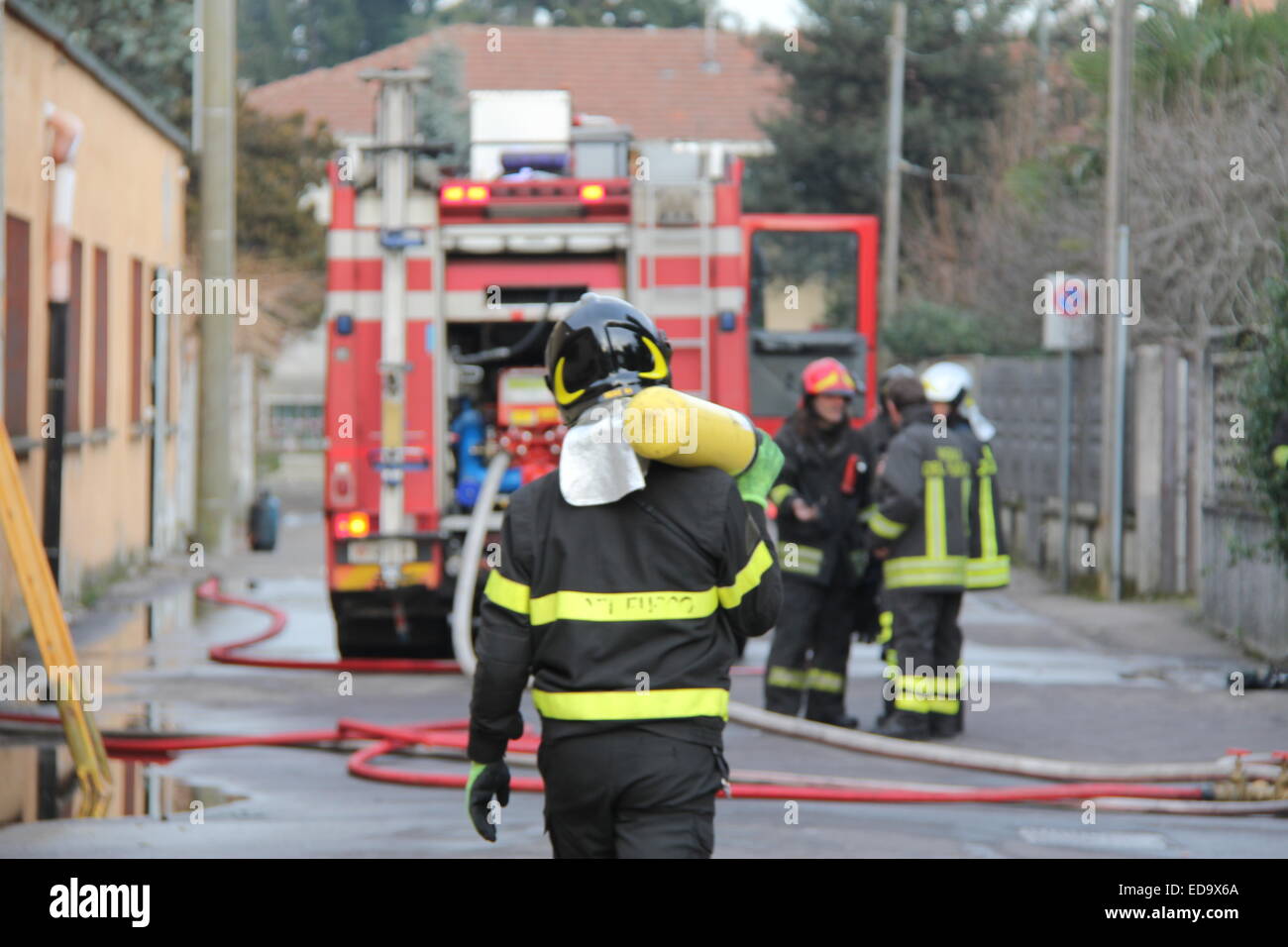 Pompier en action au cours de l'incendie. Banque D'Images