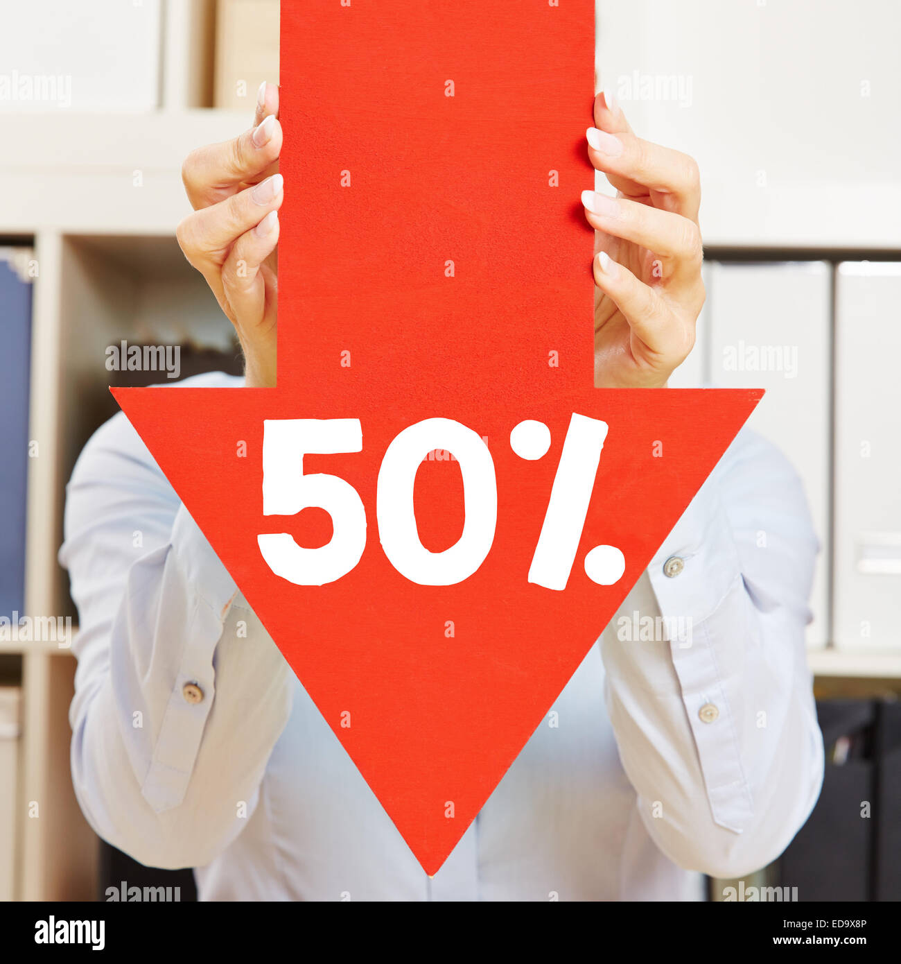 Flèche rouge avec 50 % de réduction étant détenu par les mains des femmes Banque D'Images