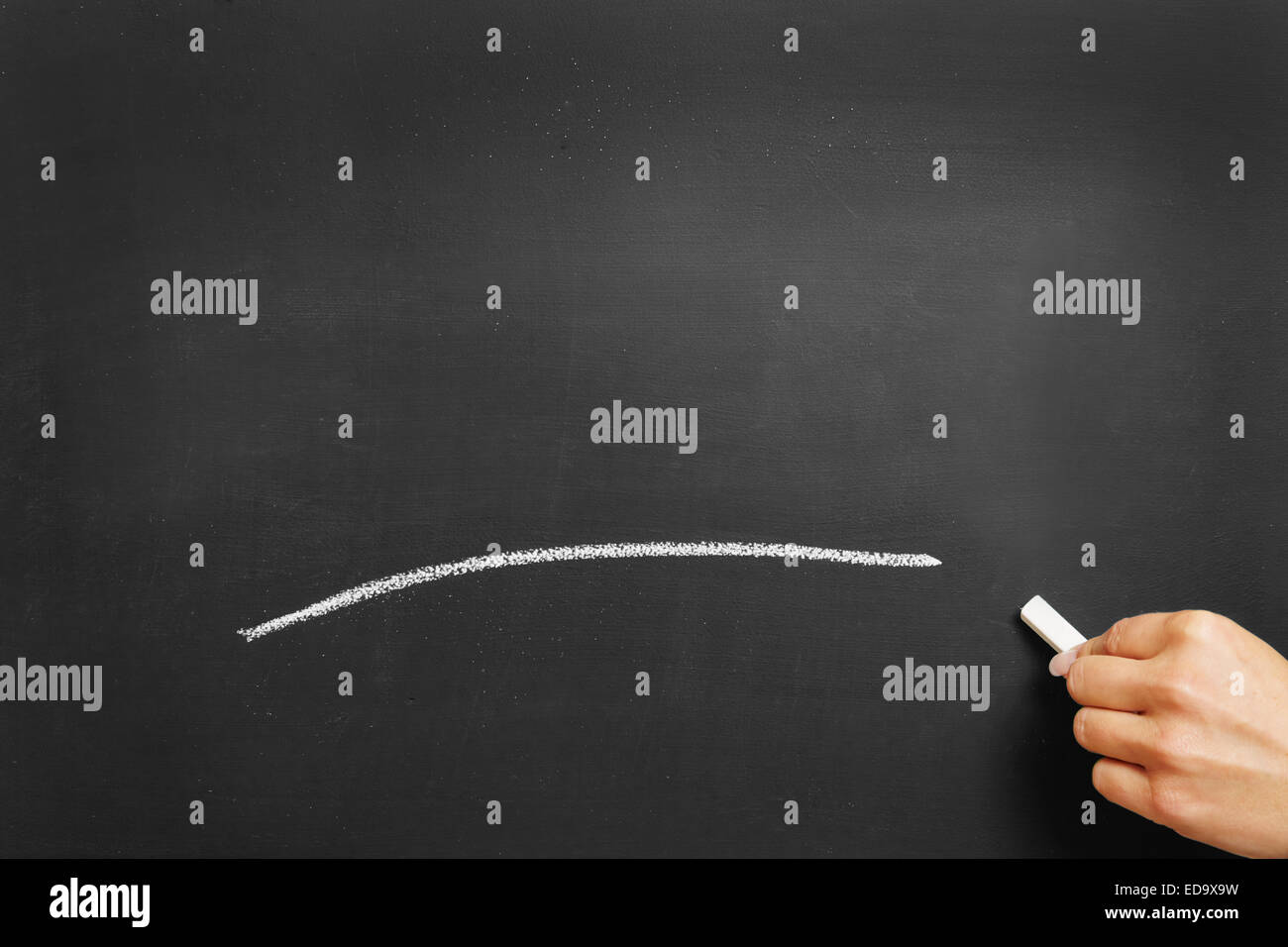 Dessin à la main une course en ligne avec craie blanche sur un tableau noir Banque D'Images