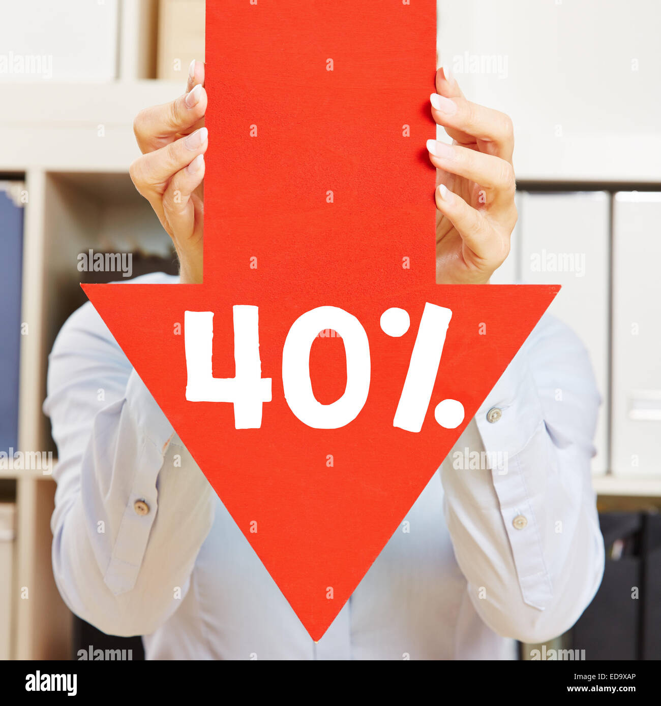 Flèche rouge avec une remise de 40  % étant détenu par les mains des femmes Banque D'Images