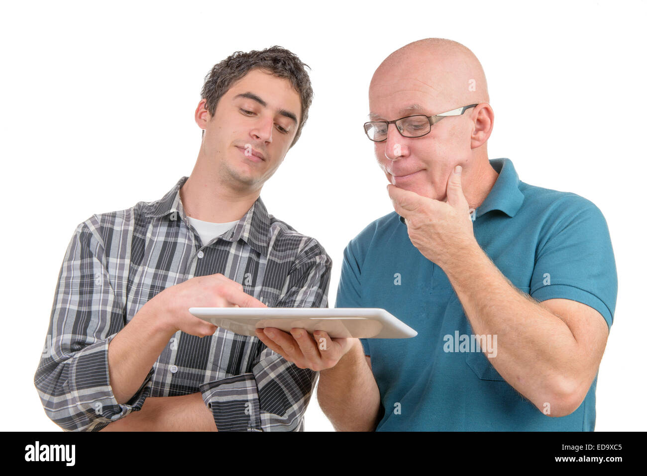 Un fils explique à son père la tablette numérique Banque D'Images