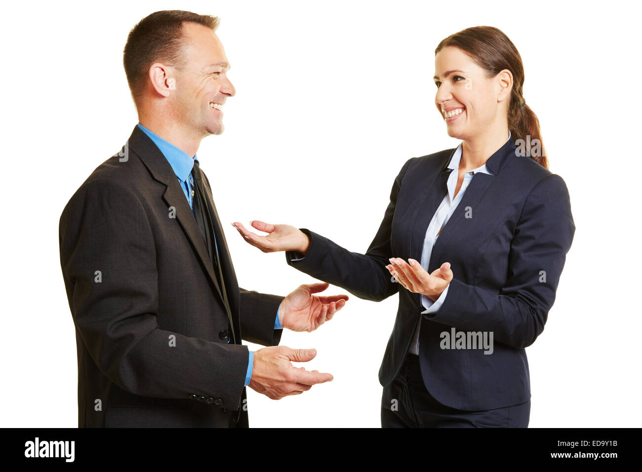 L'homme et de la femme d'affaires de parler les uns aux autres au cours d'une conversation Banque D'Images