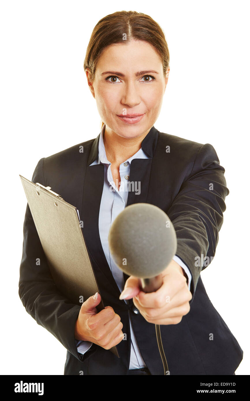 Journaliste avec microphone et presse-papiers faire un sondage Banque D'Images