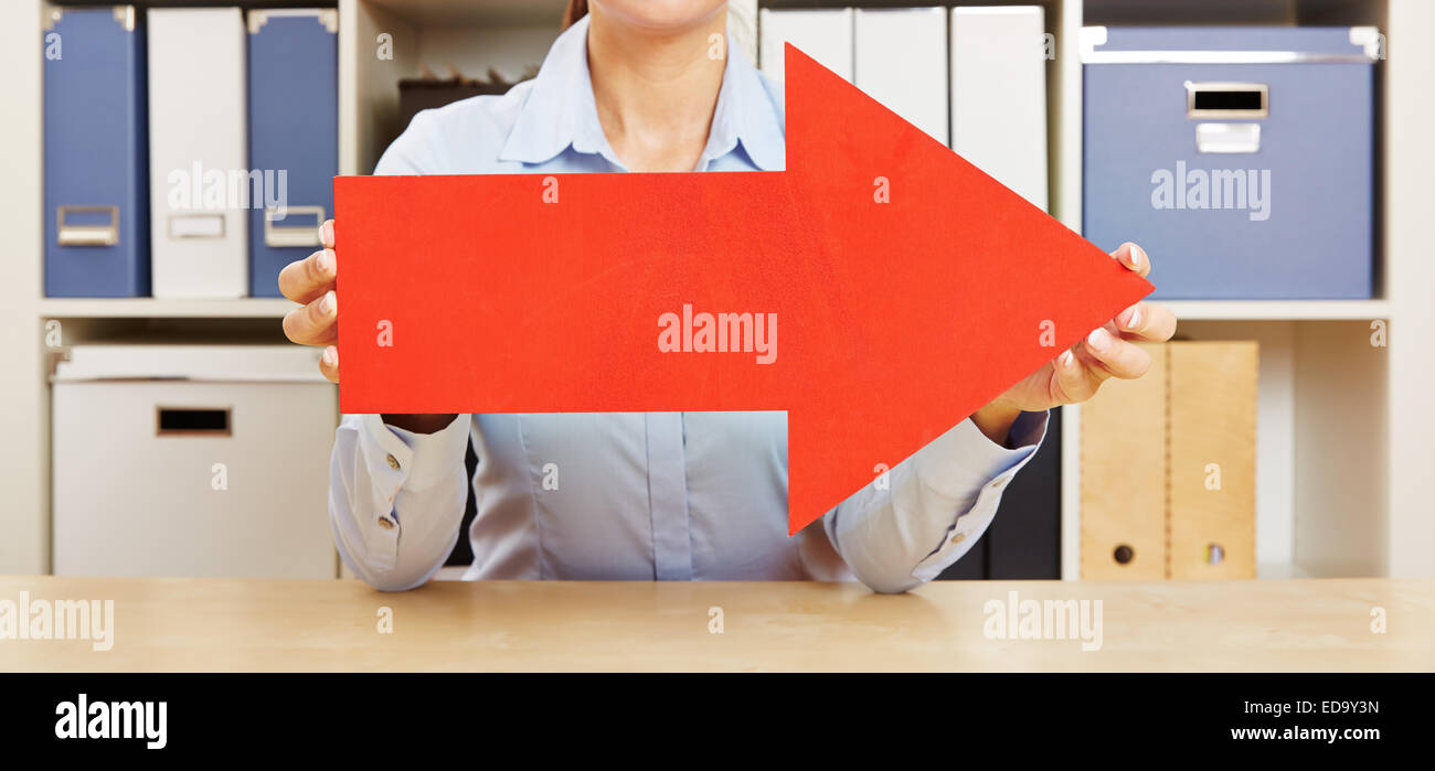 Panorama avec grande flèche rouge pointant vers la droite Banque D'Images