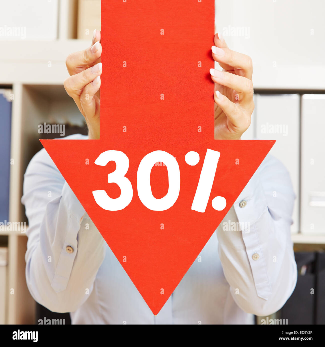 Flèche rouge avec 30 % de réduction étant détenu par les mains des femmes Banque D'Images