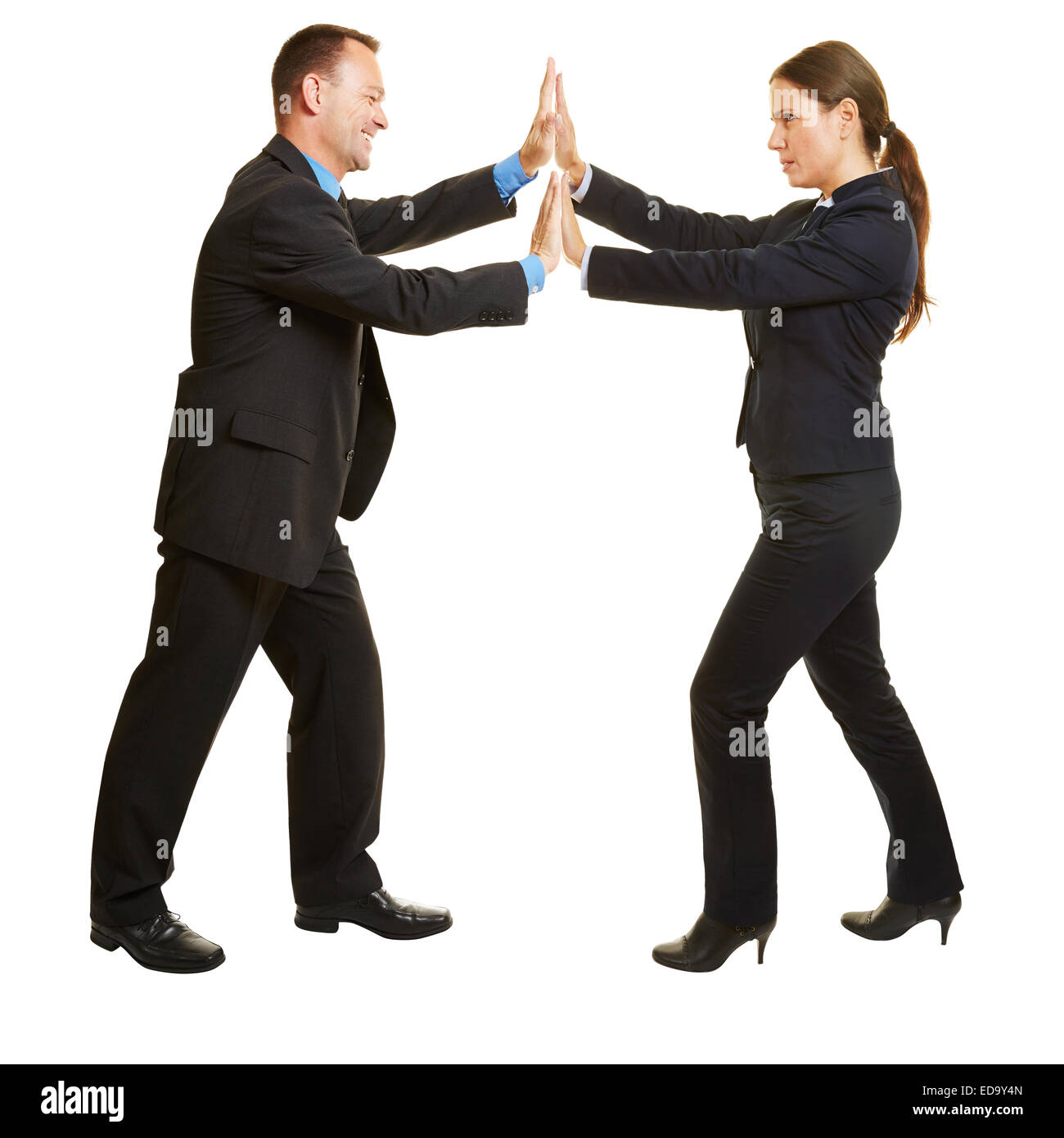 Business man and woman pushing hands les uns contre les autres Banque D'Images