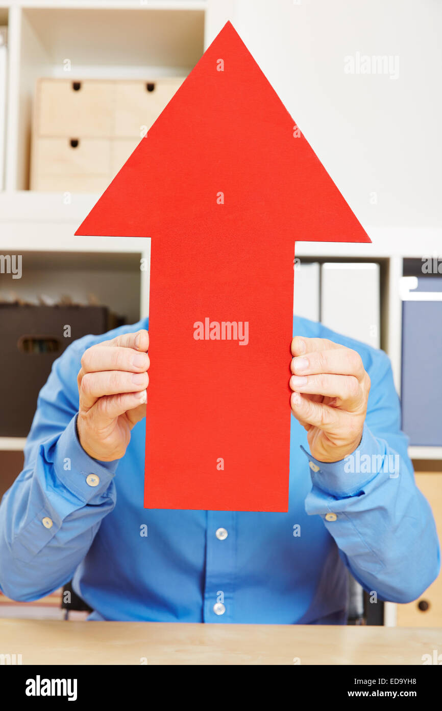 Man holding big red arrow up Banque D'Images
