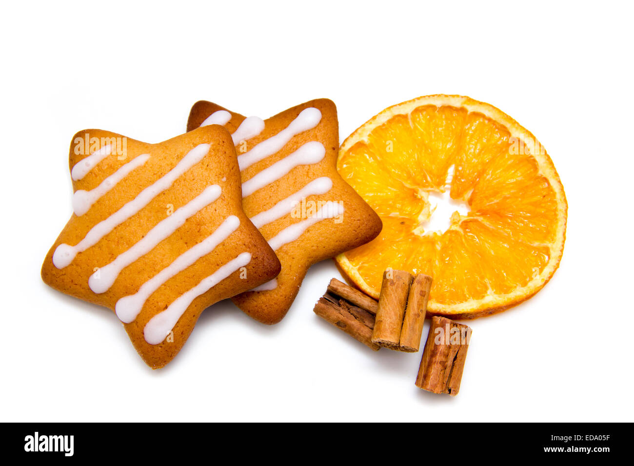 Biscuits de Noël à l'orange et à la cannelle sur fond blanc Banque D'Images