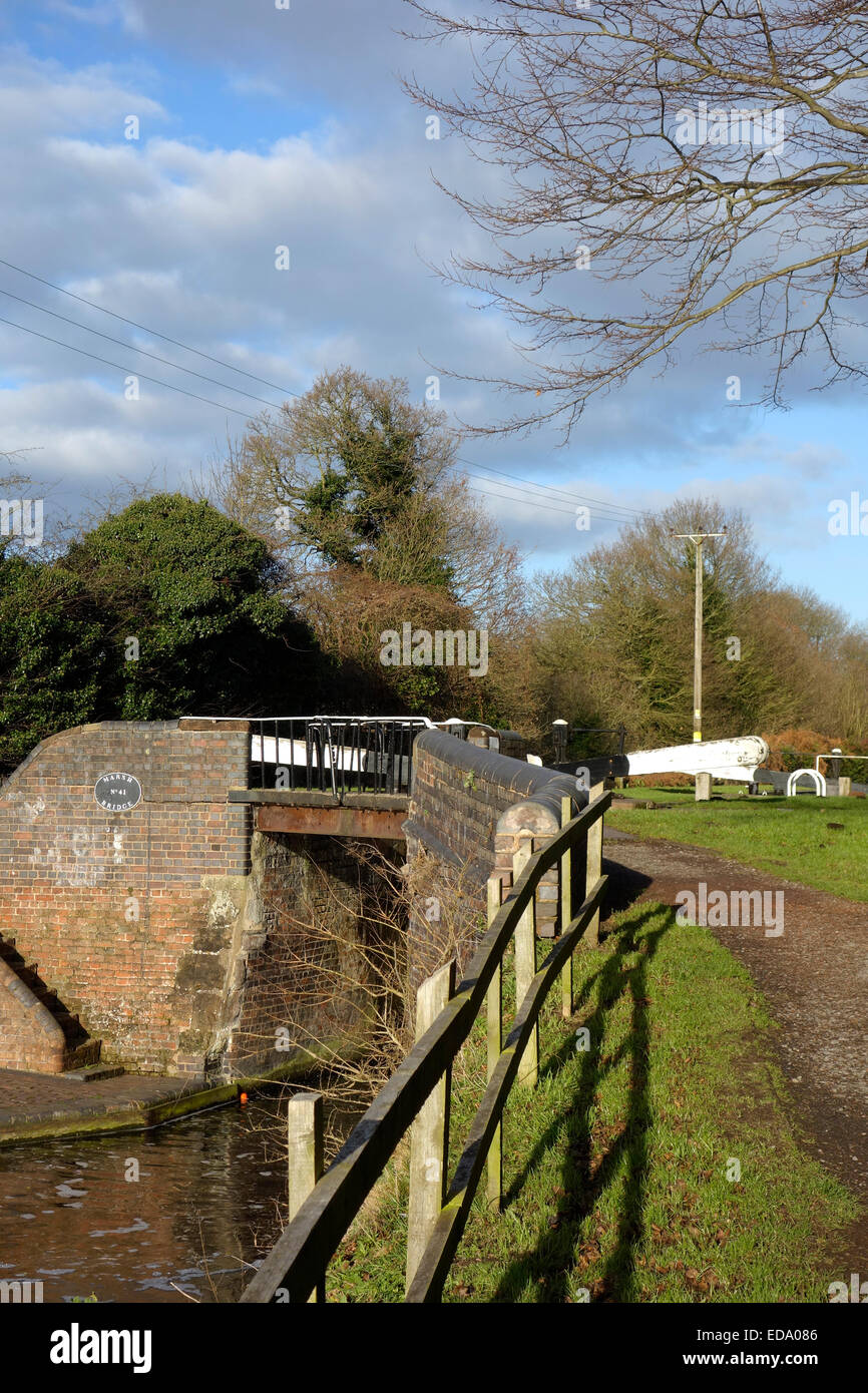 Marsh Bridge & serrures, Staffordshire Worcestershire & Canal, Village Swindon, Staffordshire, England, UK Banque D'Images