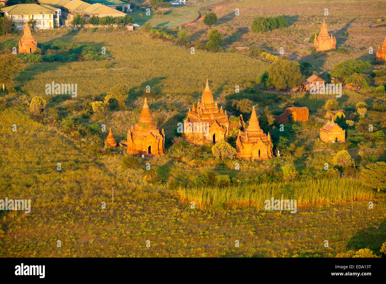 Vue de la montgolfière au lever du soleil, Bagan, Myanmar. Banque D'Images