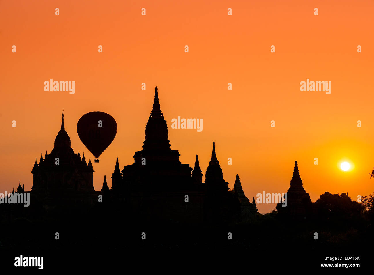 Silhouette d'un temple bouddhiste au coucher du soleil à Bagan, Myanmar. Banque D'Images