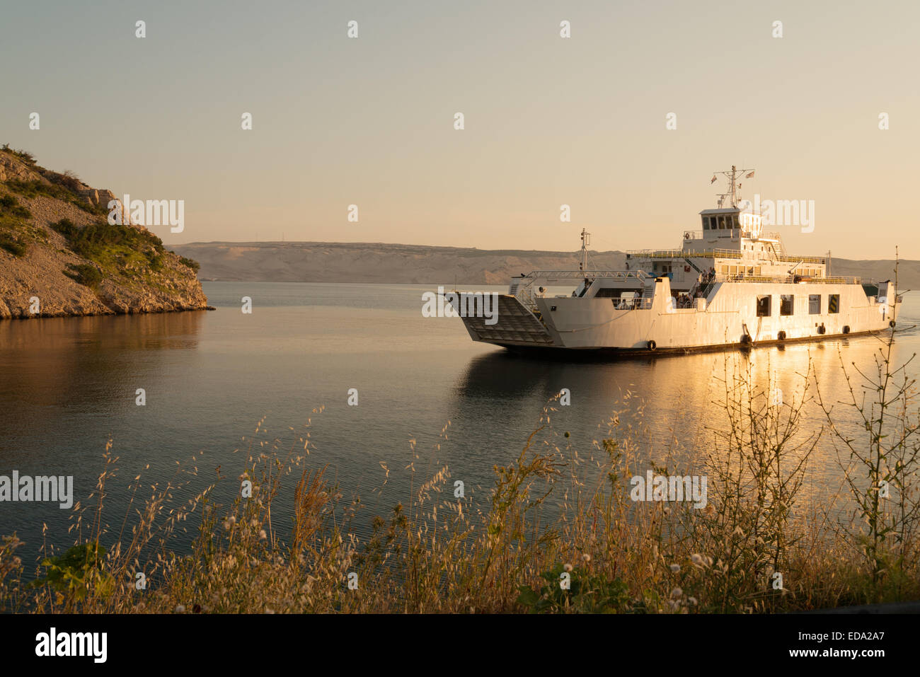 Car-ferry pour l''île de Pag en Croatie, au coucher du soleil Banque D'Images