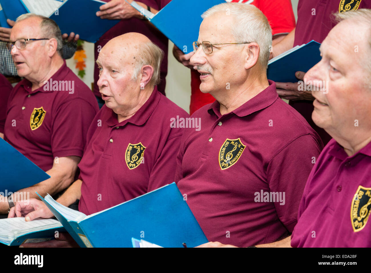 L'homme allemand choral society MGV Einigkeit 1879 Werne pratiques exemplaires à l'rehearsel. Banque D'Images L'homme allemand choral society MGV Einigkeit 1879 Werne pratiques exemplaires à l'rehearsel. Banque D'Images