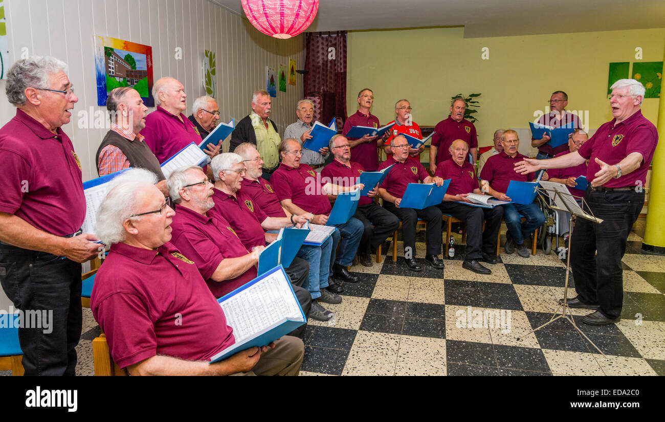 L'homme allemand choral society MGV Einigkeit 1879 Werne pratiques exemplaires à l'rehearsel. Banque D'Images L'homme allemand choral society MGV Einigkeit 1879 Werne pratiques exemplaires à l'rehearsel. Banque D'Images