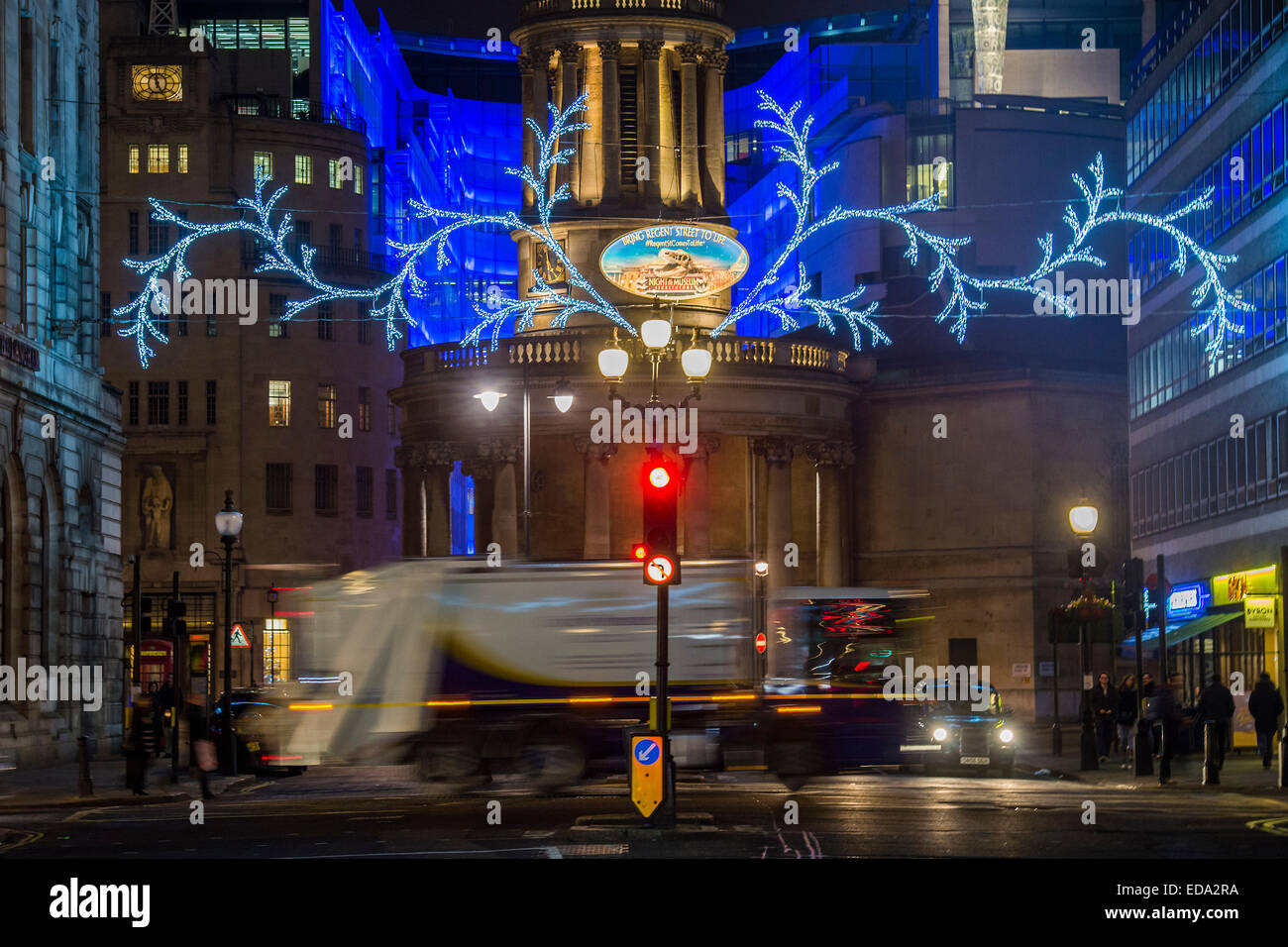 Londres, Royaume-Uni. 06Th Jan, 2015. Le jour de l'an sur Oxford et Regent Streets - les gens n'ont pas été apaisés par excès de Noël ou le temps froid. Ils continuent à chercher des bonnes affaires en grand nombre, dans la douce lueur des lumières de Noël. Crédit : Guy Bell/Alamy Live News Banque D'Images