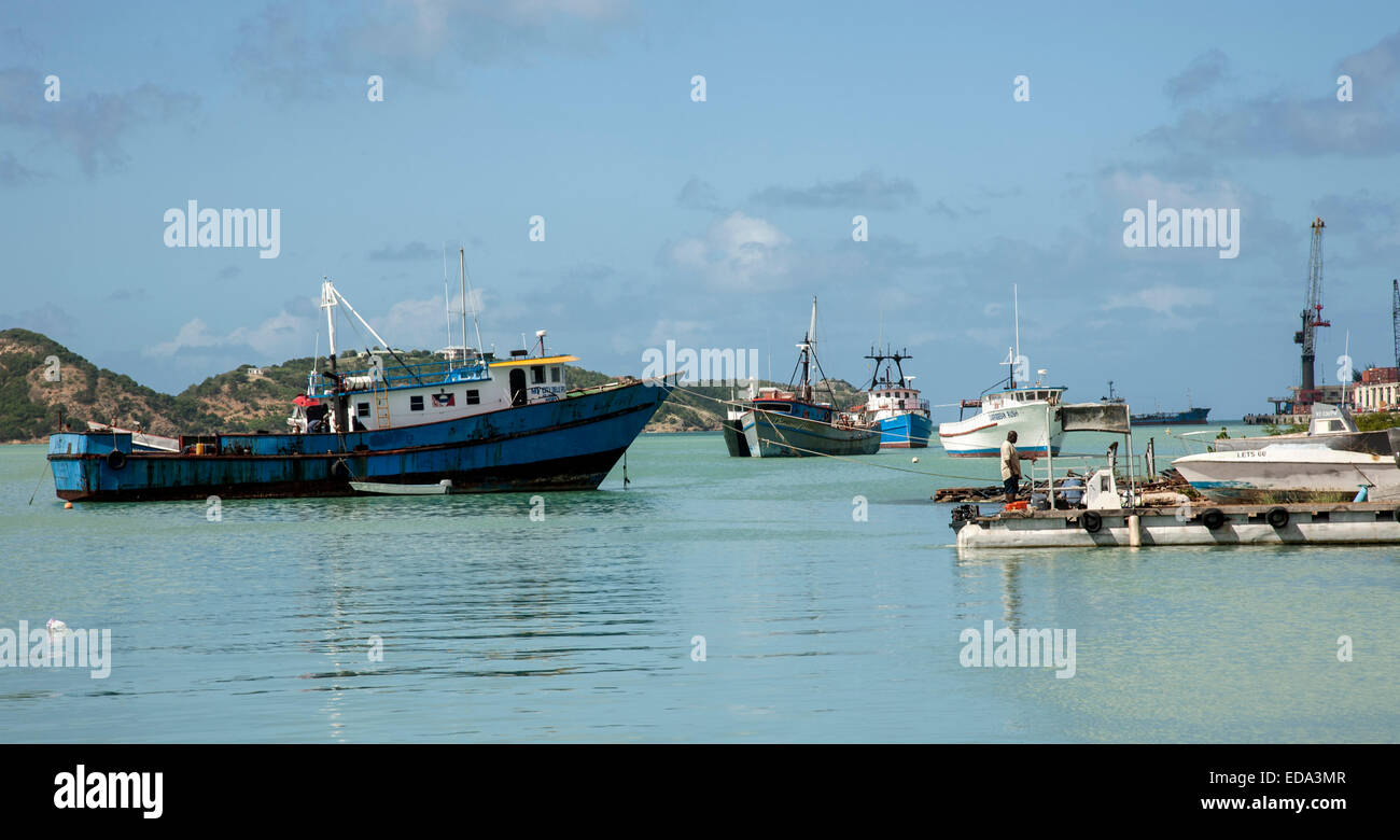 Bateaux divers et en provenance d'accoster au port de Saint Lucius. Banque D'Images