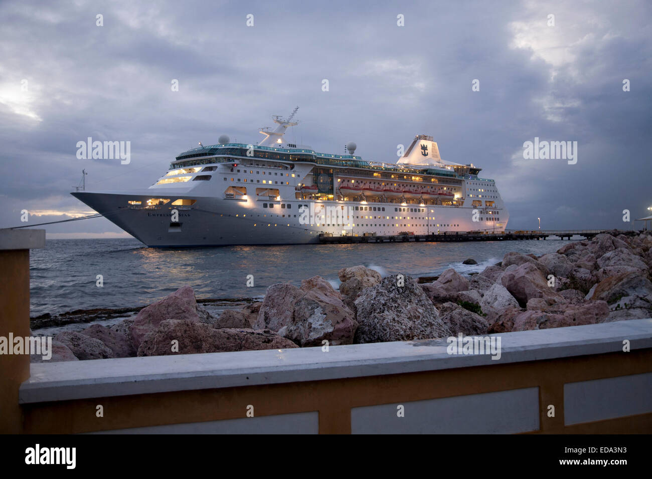 Voir la soirée de l'Empress of the Seas, navire de croisière. Amarré à Aruba Banque D'Images