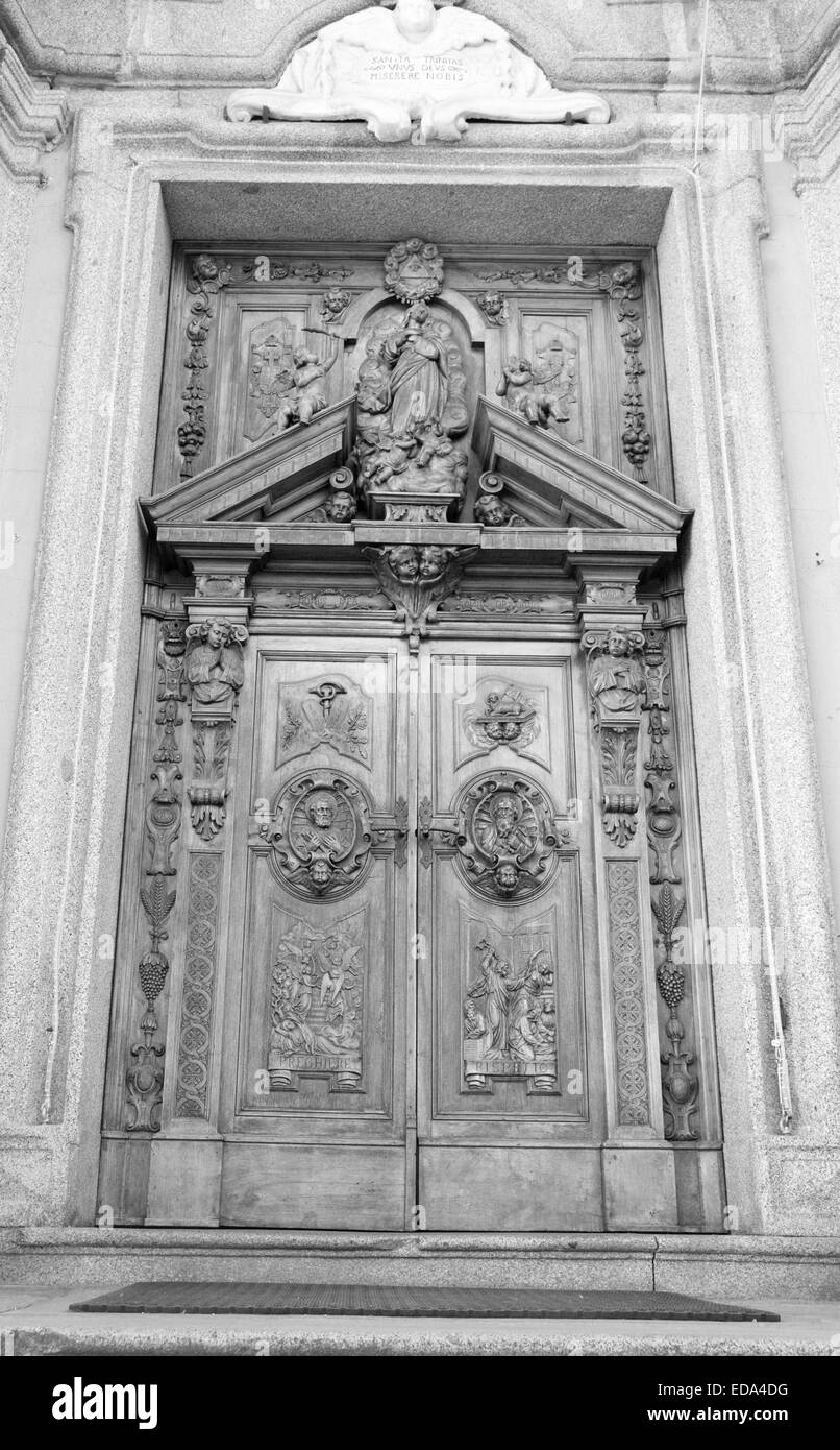 Portail en bois sculpté d'une église italienne Banque D'Images