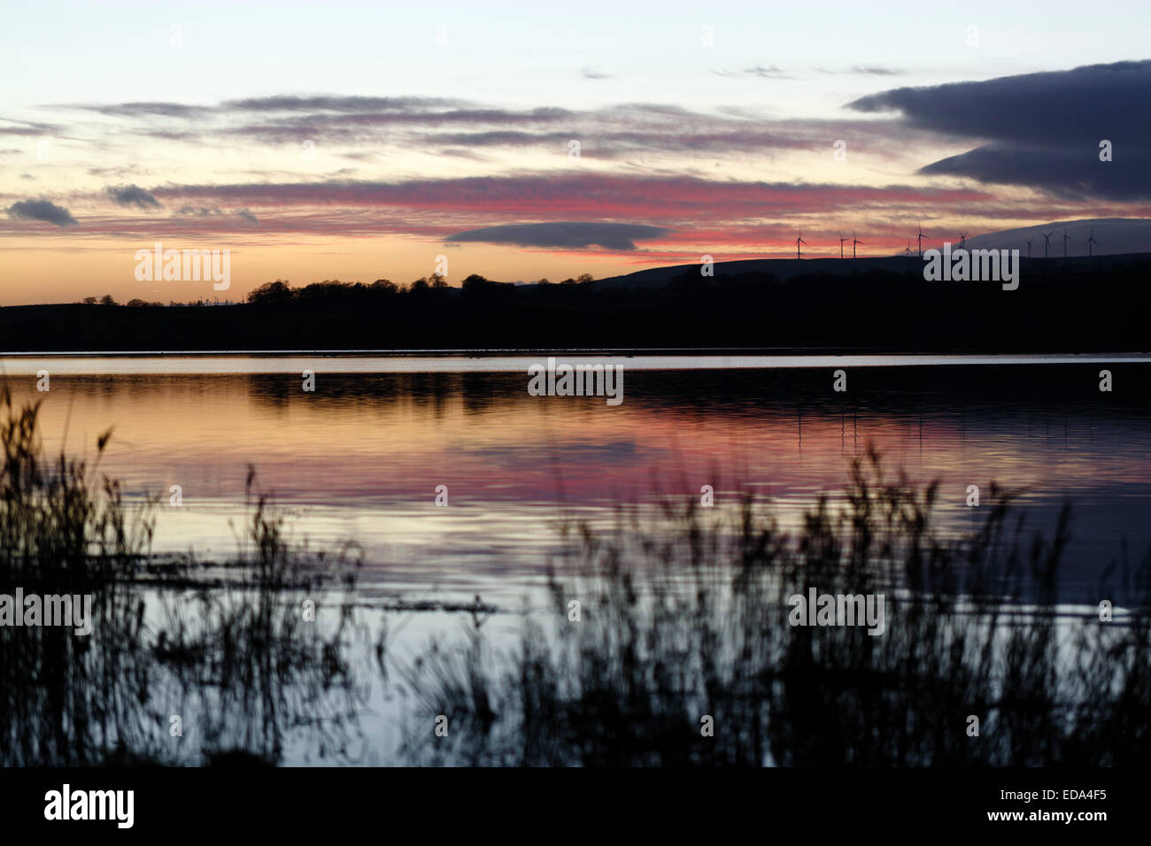 Lochwinnoch, Renfrewshire, Écosse, Royaume-Uni, samedi 3 janvier 2015. Coucher de soleil sur le Loch Barr après une journée froide mais ensoleillée Banque D'Images