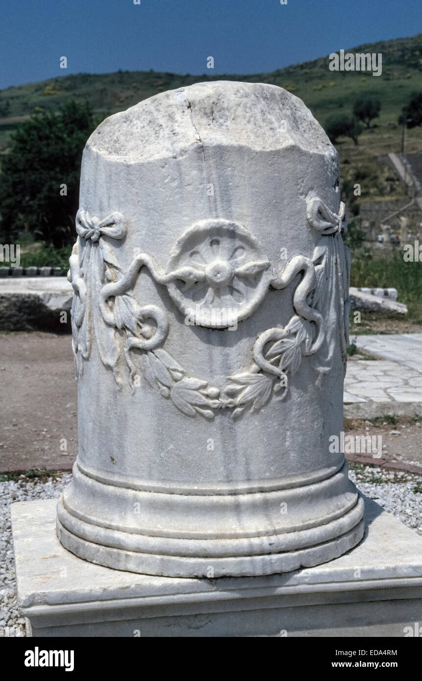 Symboles médicaux d'aujourd'hui et les emblèmes sont liés à deux entwining serpents sculptés sur cette casse en pilier dans les ruines grecques de Pergame, la Turquie. Banque D'Images