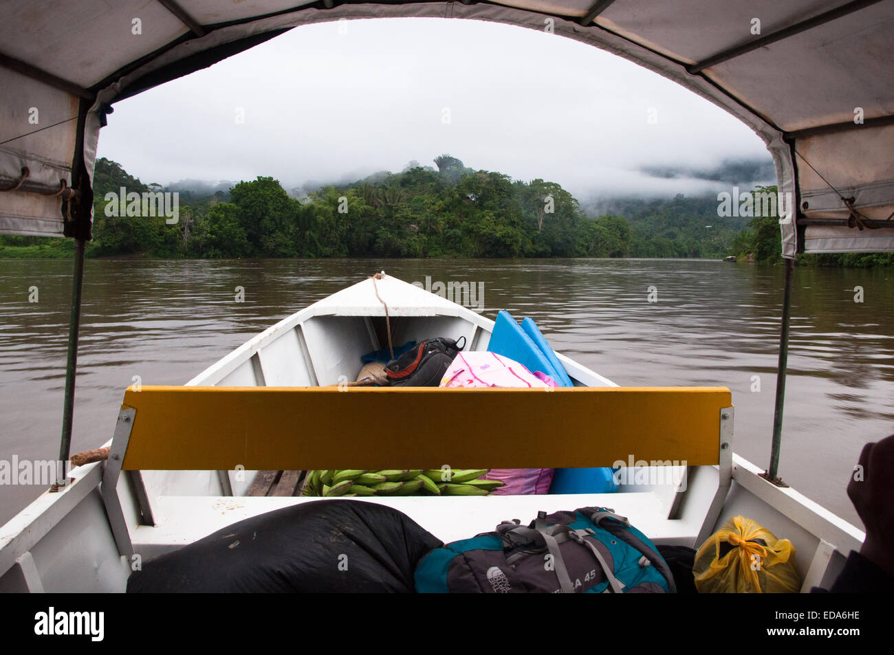 Voyager en bateau par la rivière amazonienne Chalupa du Pérou dans la saison des pluies Banque D'Images