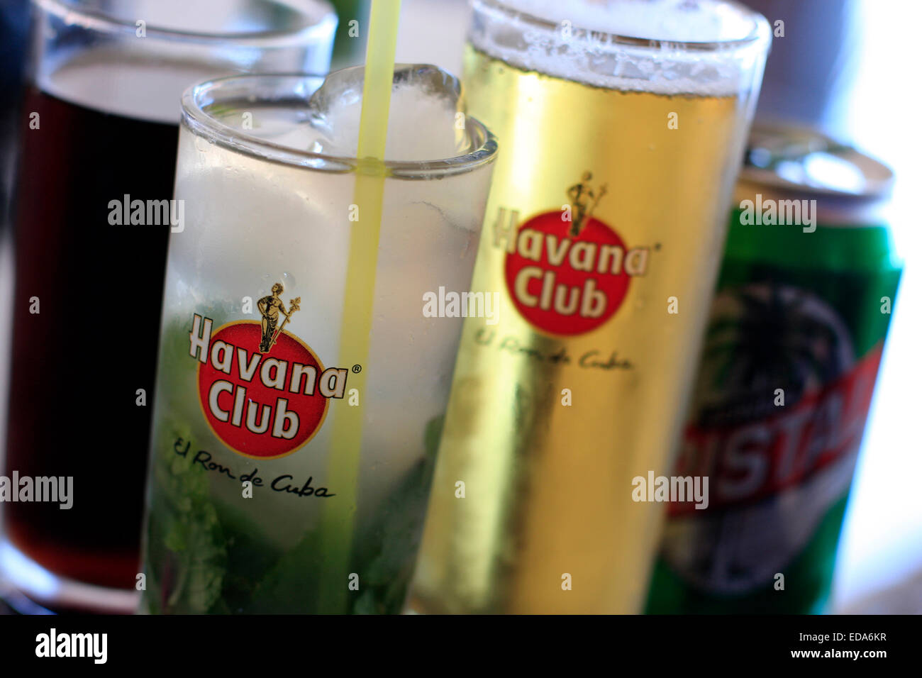 Un mojito et un Christal de bière dans le bar sur le toit de l'hôtel Ambos Mundos à La Havane, Cuba Banque D'Images