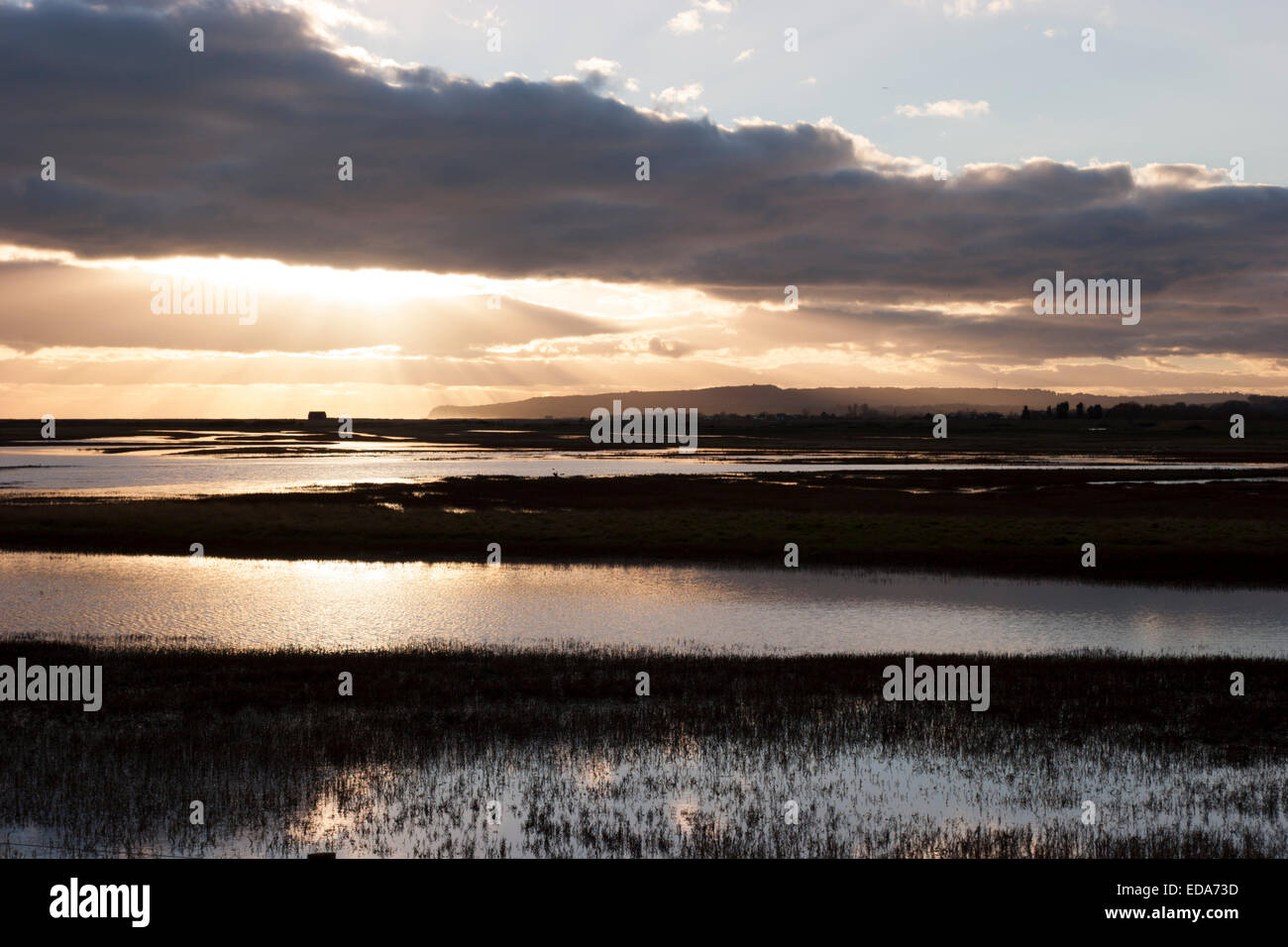 Réserve naturelle de Rye Harbour, un soir d'hiver, avec des falaises de Fairlight dans la distance Banque D'Images